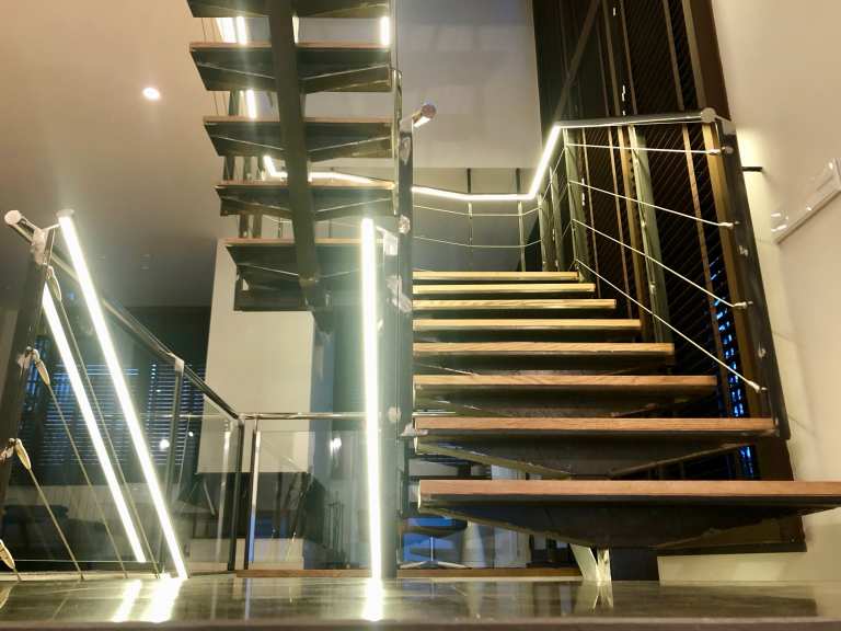 Subida de escaleras, diseño interior iluminado. Emilio Velasco Estudio de Arquitectura en Granada
